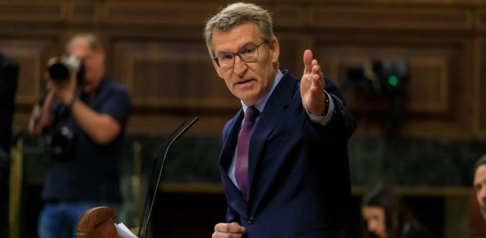 Feijóo acusa a Sánchez de primar sus intereses sobre los de España y exige el cese de Albares