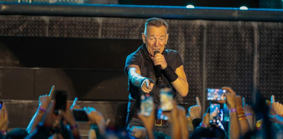 Bruce Springsteen pospone cuatro conciertos de su gira europea por problemas vocales