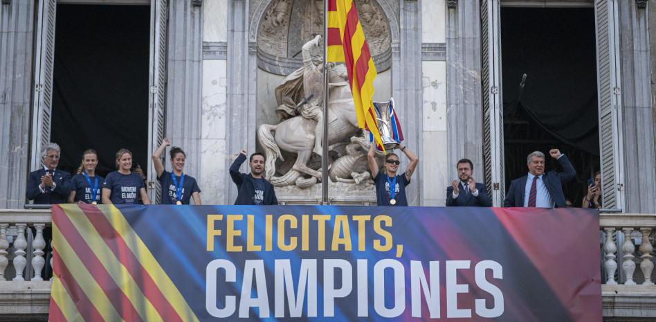 El Barça celebra su tercera Champions y despide por todo lo alto a Giráldez y a Sandra Paños