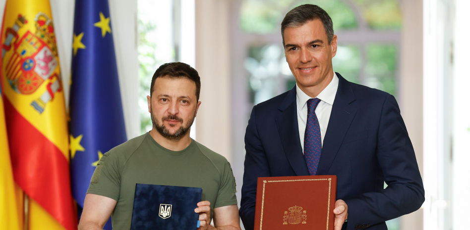 Sánchez firma con Zelenski el acuerdo para darle más de 1.000 millones en ayuda militar este año