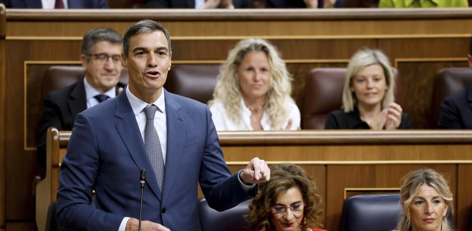 Sánchez contraataca a Feijóo, que le acusa de corrupción: “Ni mil paladas de fango van a tapar los gobiernos de la vergüenza del PP con Vox”