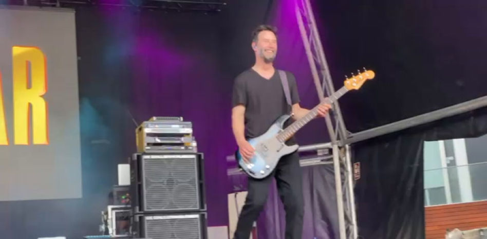 Keanu Reeves triunfa con su banda de rock en el Primavera Sound