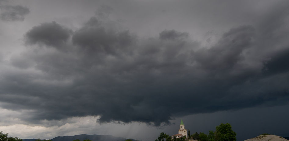 Mira las imágenes de cómo evoluciona una cortina de lluvia sobre el santuario de Puig-agut