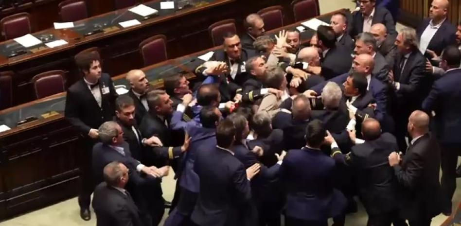 Batalla campal entre diputados en el Parlamento italiano