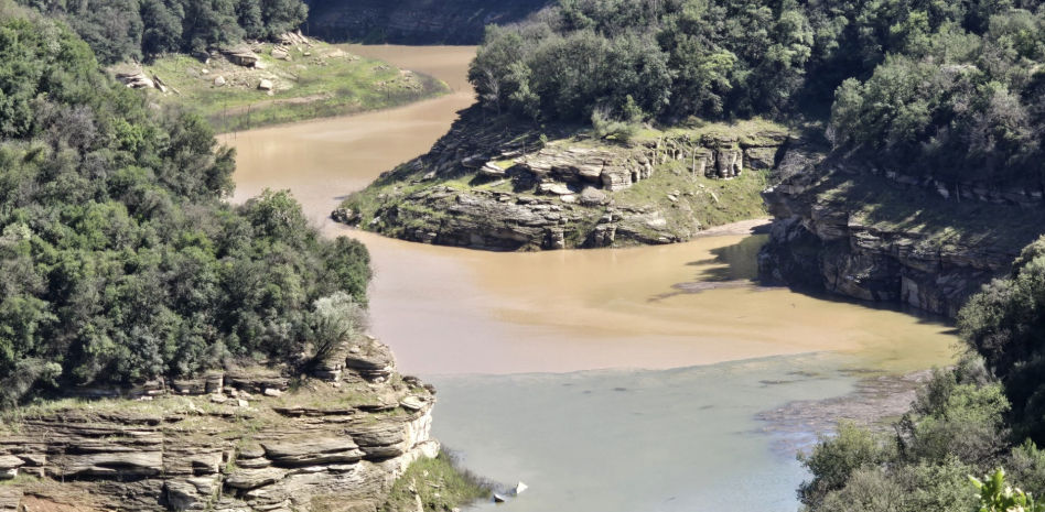 Agua de dos colores en la cola del pantano de Sau