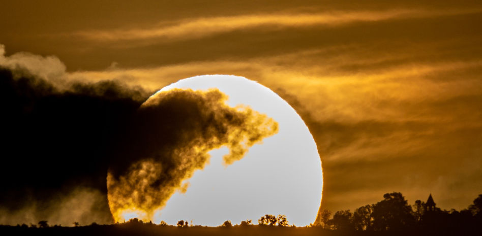 Mira cómo sale el sol como una bola de fuego