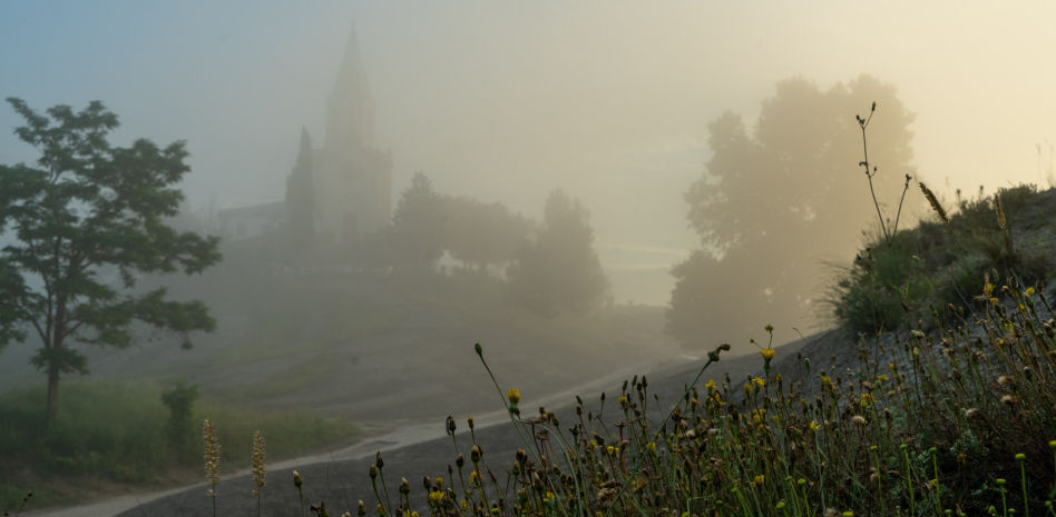 Altocúmulos lenticulares y neblinas al alba