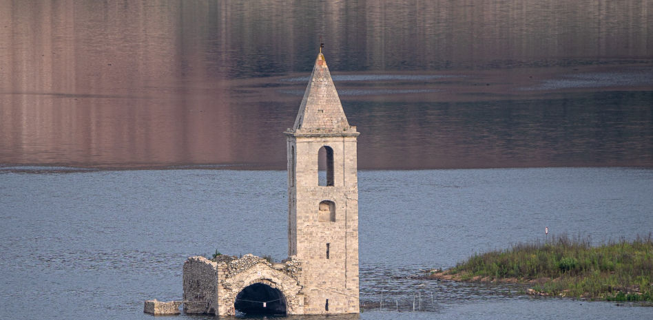 El agua ya rodea por completo la iglesia de Sau
