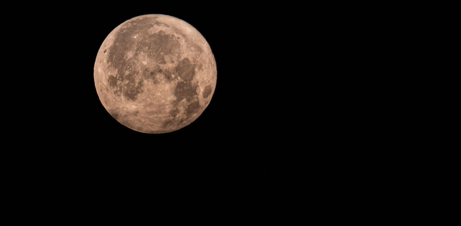 Mira cómo sale y se pone la Luna de Fresa