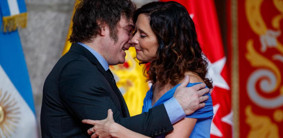 Ayuso premia a Milei y ampara nuevos ataques a Sánchez y su familia