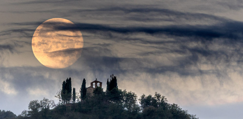 Las nubes fantasma engullen a la superluna