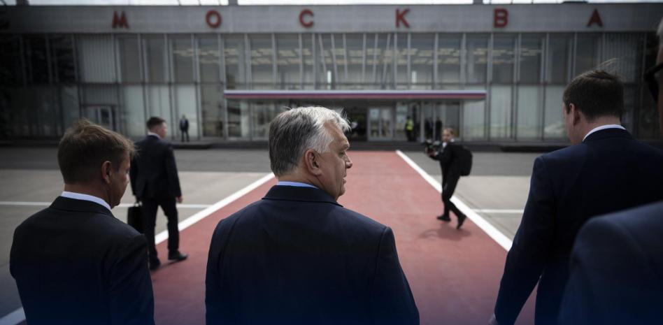 Orbán llega a Moscú para hablar con Putin en abierto desafío a Bruselas