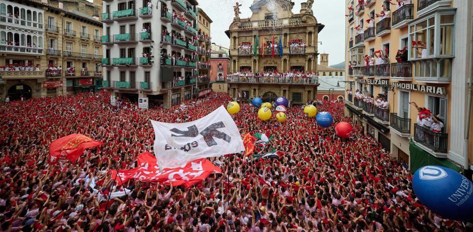 El chupinazo de los Sanfermines sumerge a Pamplona en nueve días de fiesta multitudinaria