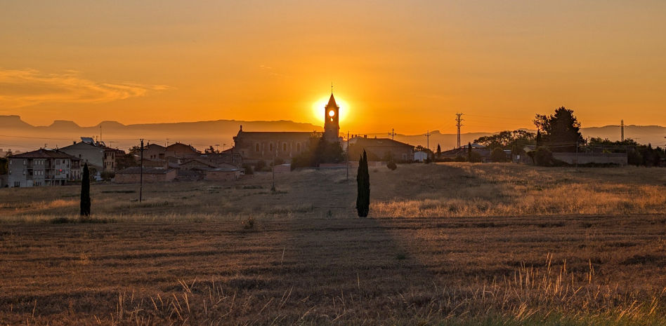 Del sol toca campanas al cubierto de niebla