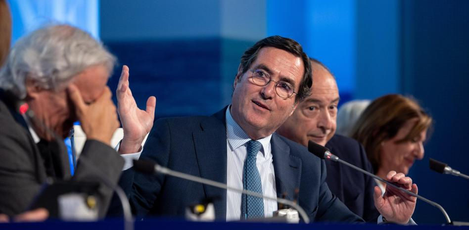 La patronal entra a negociar la reducción de jornada