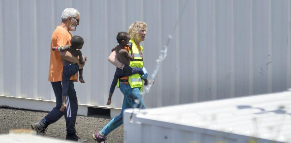 Las comunidades, menos Catalunya, aceptan acoger a 260 menores migrantes desde Canarias