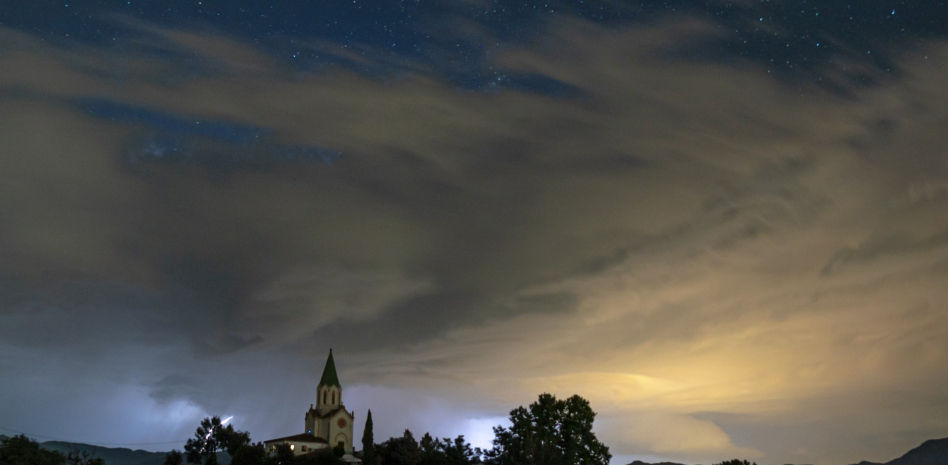 Lluvia de relámpagos nocturnos en Puig-agut