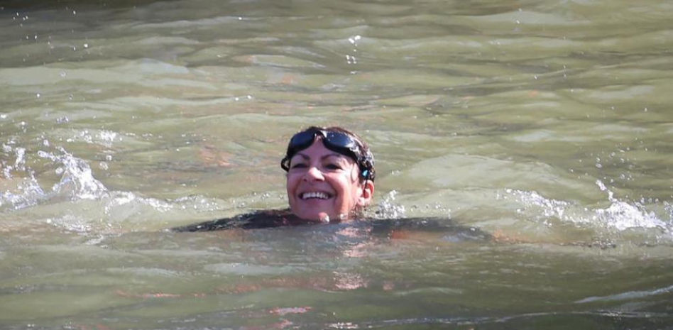 La alcaldesa de París se baña en el Sena para demostrar que está limpio