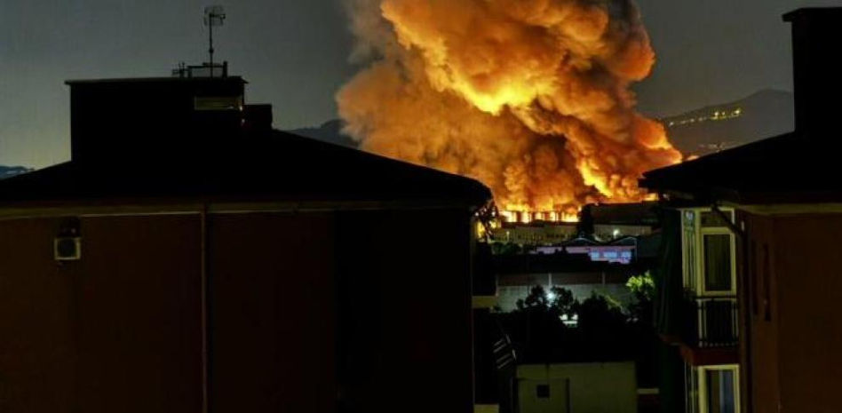 Controlado el incendio en un polígono industrial de Polinyà que obligó a confinar a la población