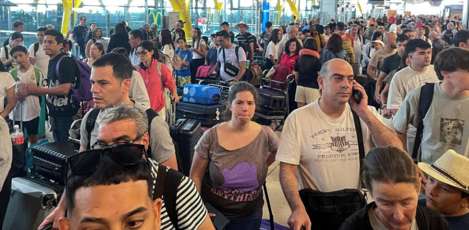 Caos en los aeropuertos españoles: retraso generalizado de vuelos y billetes expedidos a mano
