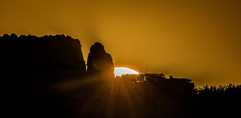 Sale el sol en medio de L'Agullola y el Far