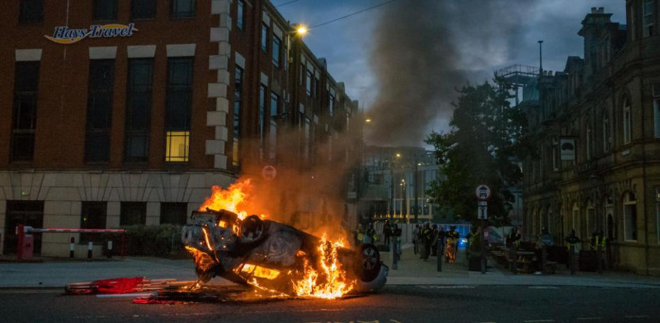 Se enquistan los disturbios en Gran Bretaña, atizados por la ultraderecha