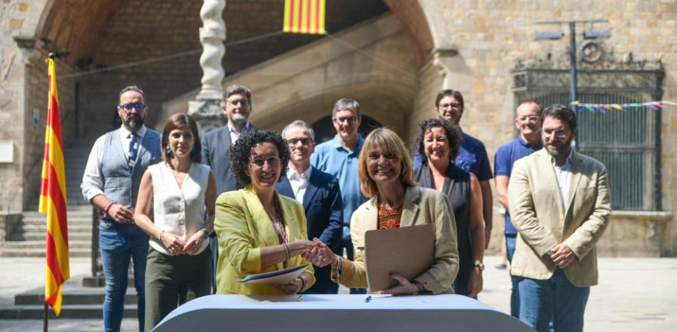 El PSC y ERC firman el acuerdo para investir a Illa como presidente de la Generalitat