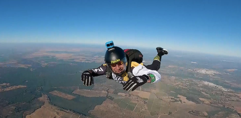 Saltar en paracaídas con 63 años a 25.000 pies de altitud, un reto contra el acoso escolar