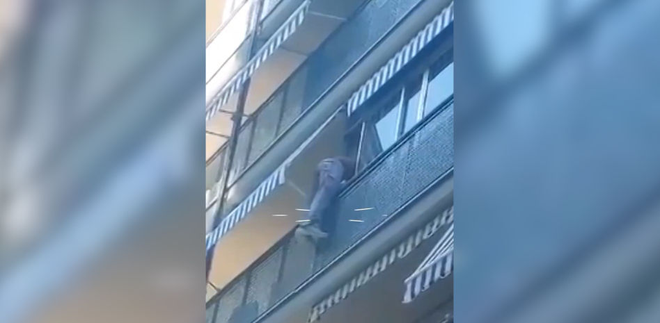 Un trabajador rescata a un niño que estaba a punto de caer de un balcón en Alicante