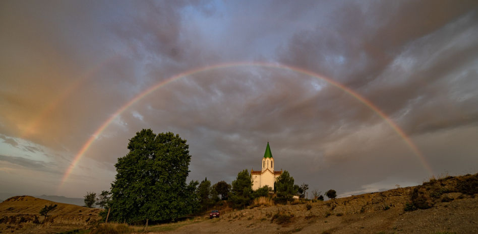 El arco iris doble cubre el santuario de Puig-agut