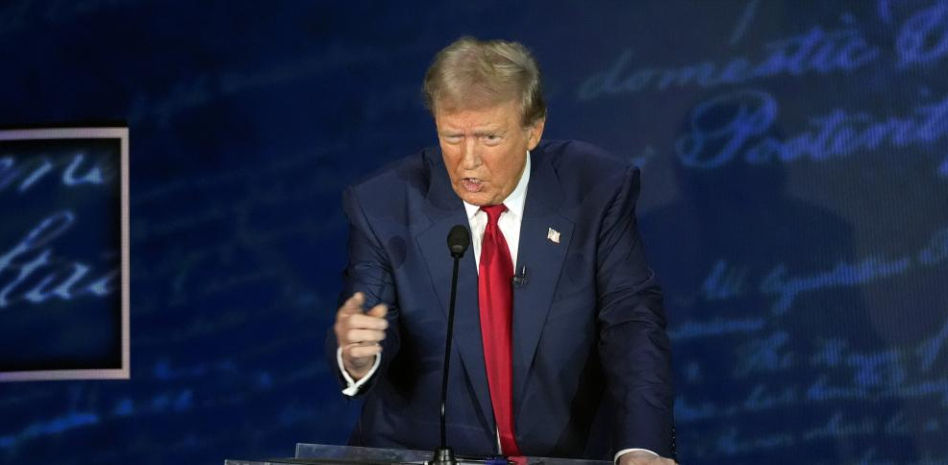 El bulo de Trump acusando a inmigrantes de comerse mascotas: los moderadores le interrumpen y Harris, atónita