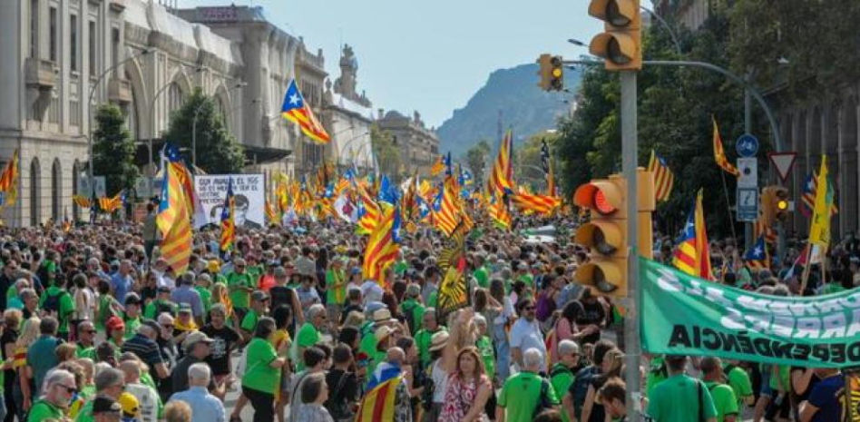 Decenas de miles de personas se manifiestan en la Diada cargando contra los partidos