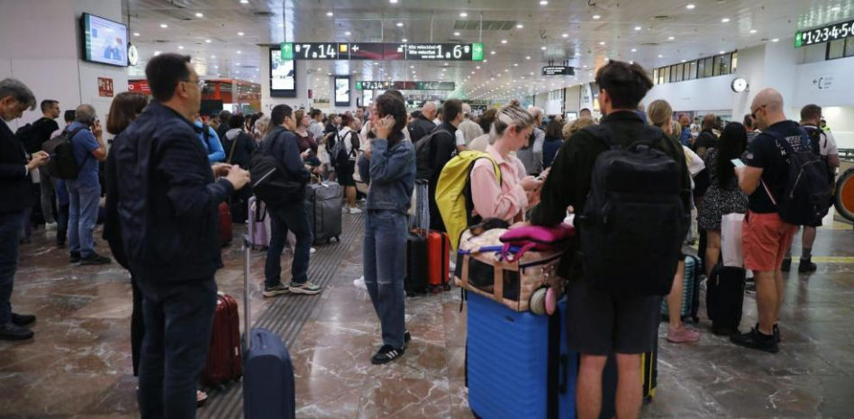 Sants recupera la normalidad tras 10 horas de incidencias por una avería en las cocheras