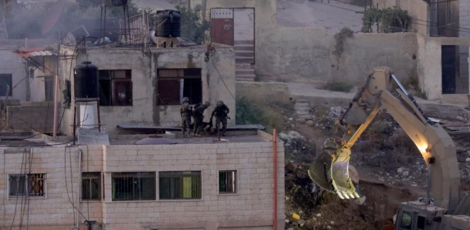 Soldados israelíes arrojan cuerpos de palestinos desde una azotea en Cisjordania