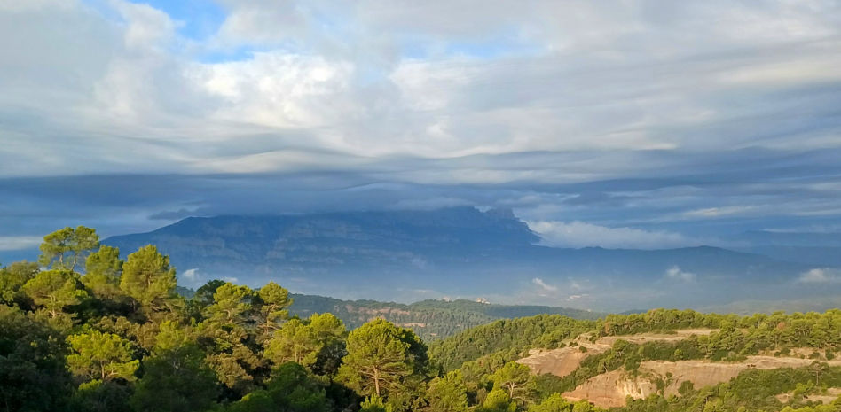 Montserrat se fusiona con las nubes