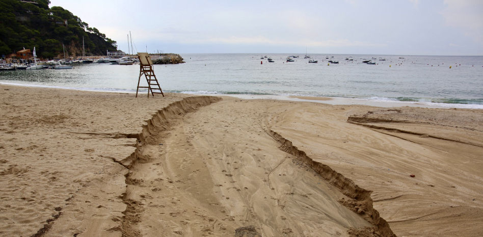La lluvia trae un buen aguacero a la Costa Brava con calles inundadas y socavones en la playa