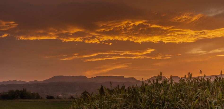El amanecer encendido del otoño en el campo