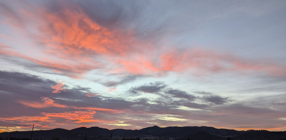 El cielo refranero trae viento, pero no lluvia