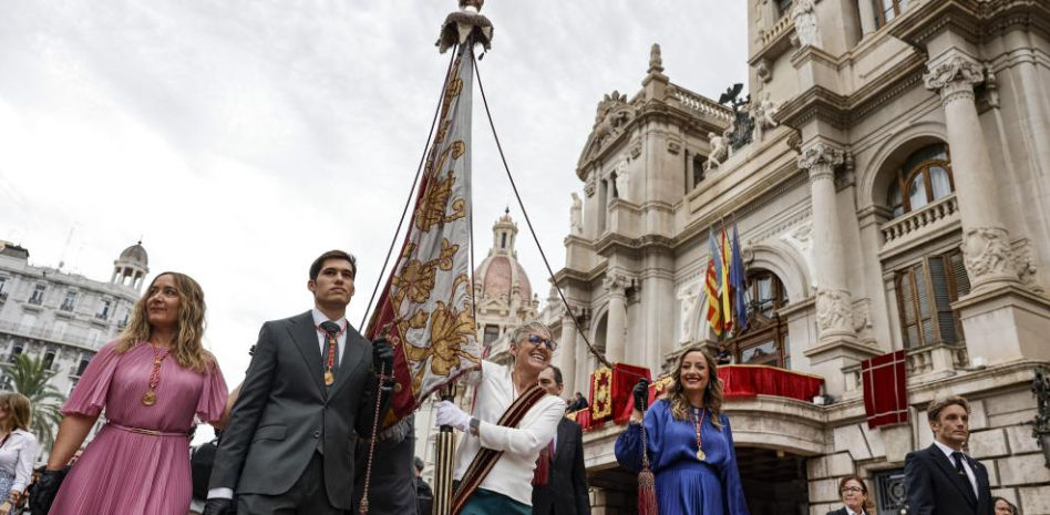 La Senyera desfila por las calles de València con normalidad y entre muchos aplausos