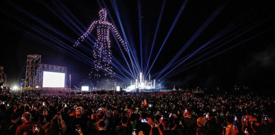 El faro efímero y musical de la Copa del América sorprende a Barcelona