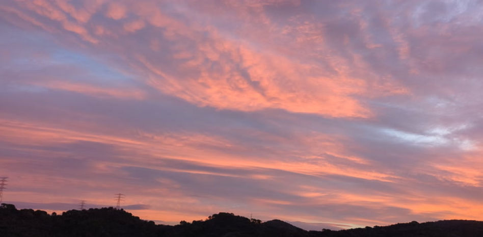 Amanecer Rojo En Sant Fost De Campsentelles
