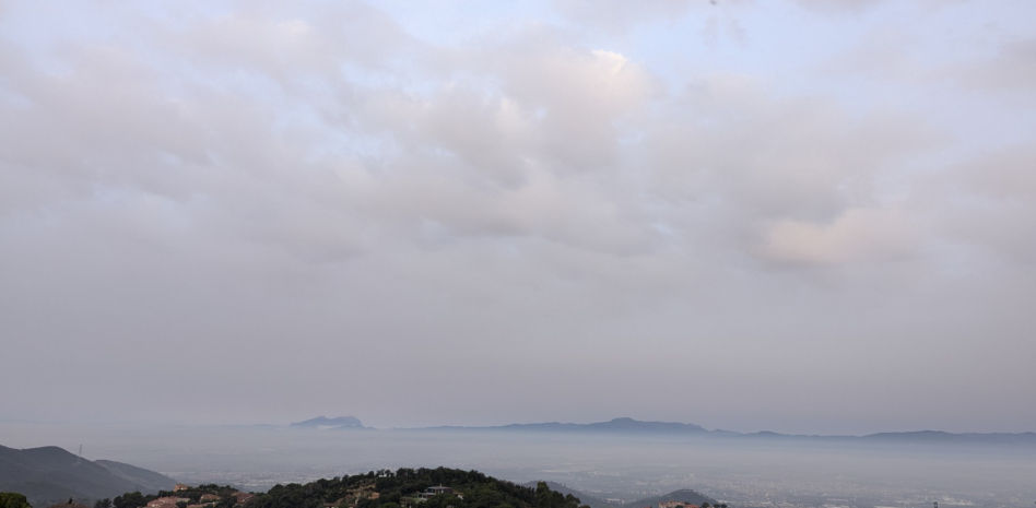Mar de nubes con calima en la llanura vallesana
