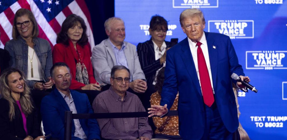 Un mitin de Trump se convierte en un recital de canciones tras dos desmayos entre el público