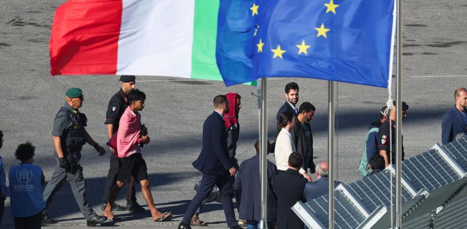 Llegan a Albania los primeros 16 migrantes que ocuparán los campos de retención de Italia