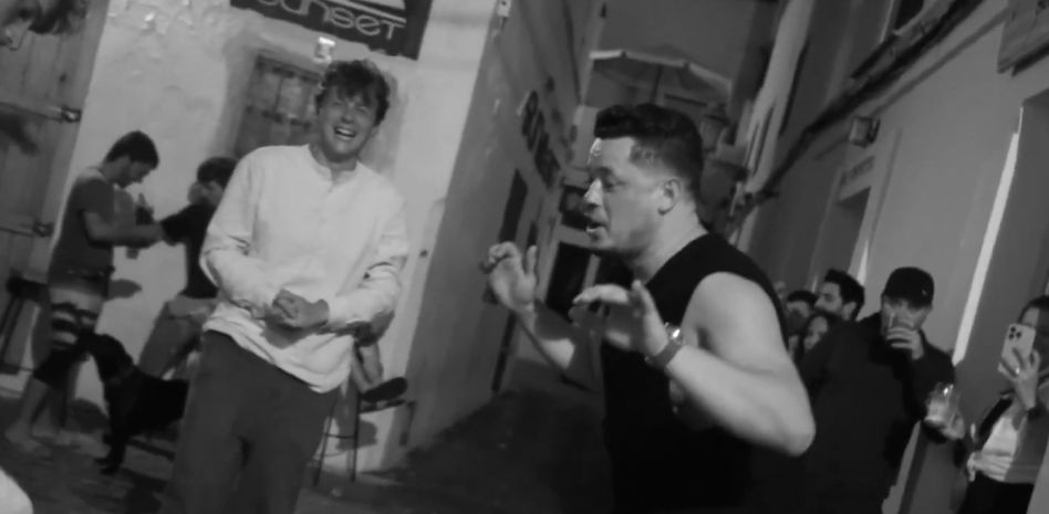 Ghali Naoufal, de la Red de Lectores de 'Guyana Guardian', dirige el videoclip de Adil Assil