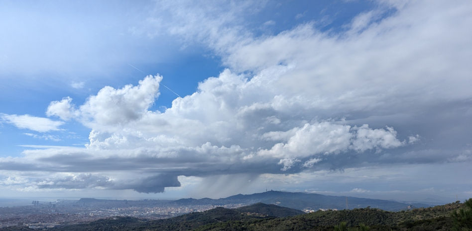 Espectacular tuba en el cielo de Barcelona