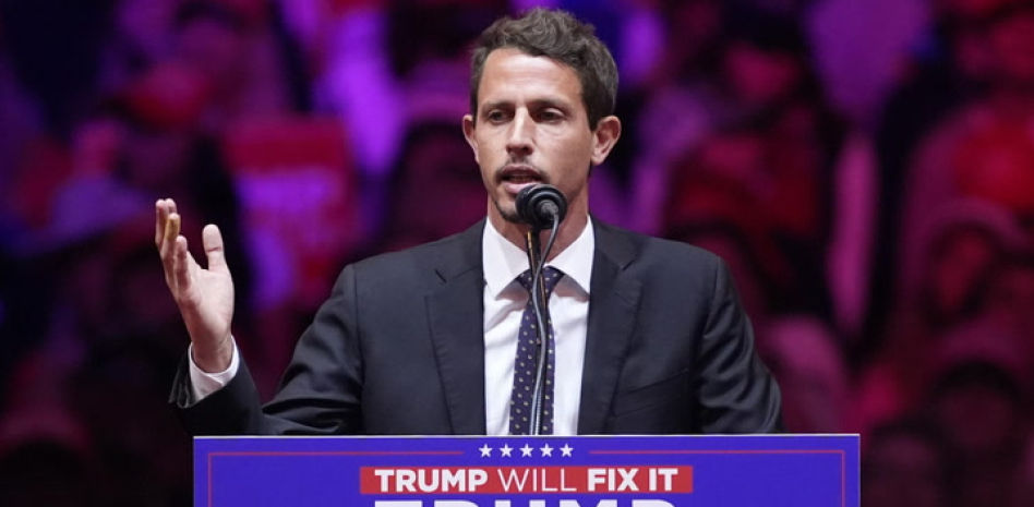 El cómico Tony Hinchcliffe describe Puerto Rico como “una isla flotante de basura en el océano”