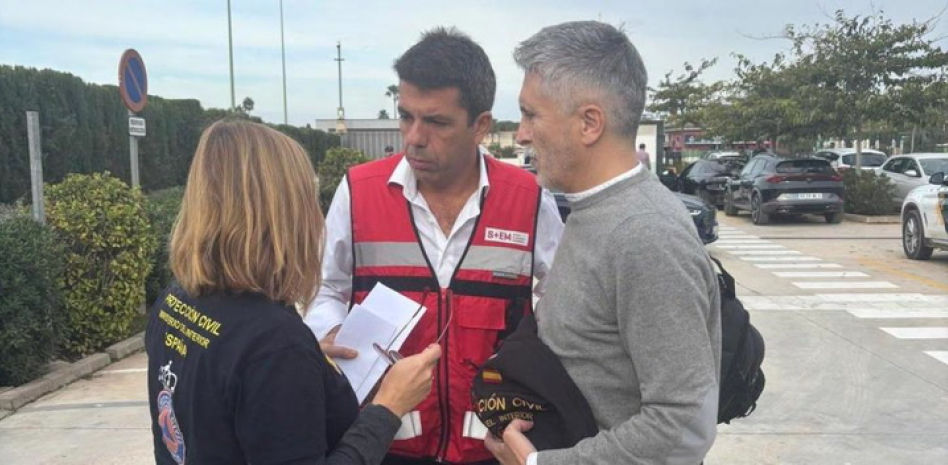 Mazón pide a los voluntarios que vuelvan a casa porque coches y peatones colapsan los accesos