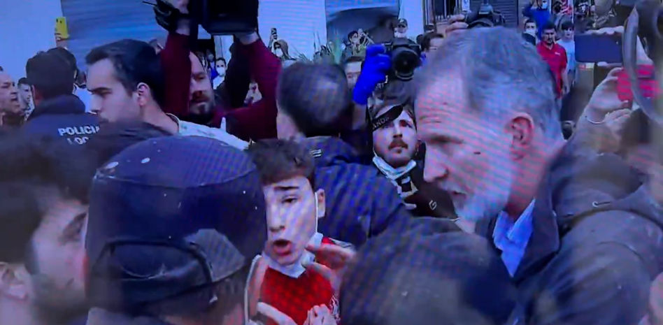 Los Reyes, Sánchez y Mazón, recibidos con gritos y barro en Paiporta