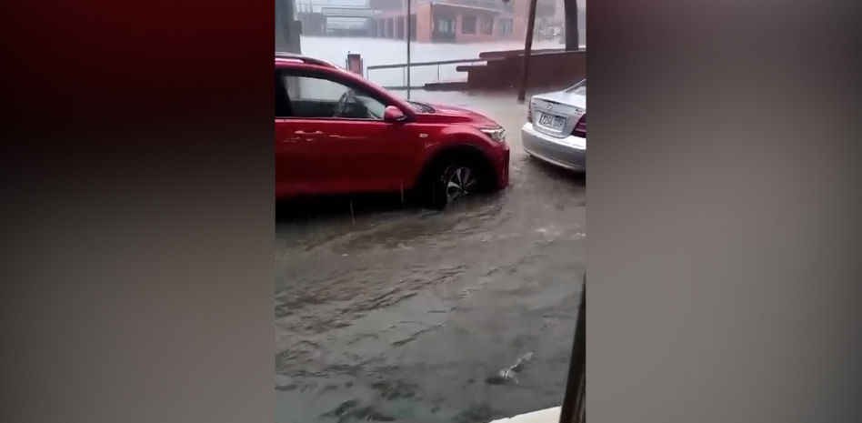 Las lluvias torrenciales en Barcelona cortan el servicio de trenes, inundan carreteras y causan retrasos y desviaciones en el aeropuerto